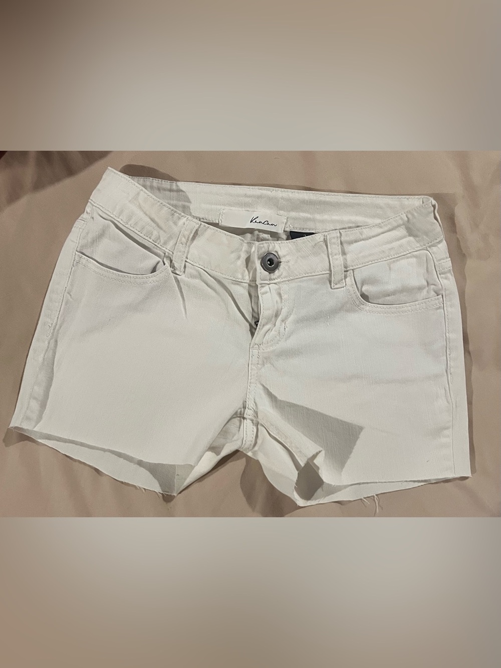 KanCan modern white jeans shorts with metal design,low cut🔥, great condition